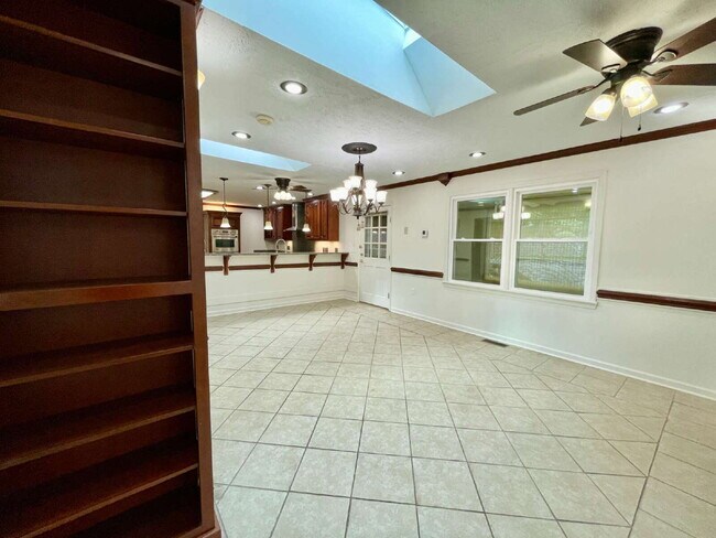Building Photo - Spacious 6-Bedroom Gem In Fayetteville!