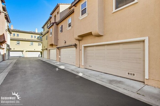 Building Photo - Beautiful 3Bdm 2.5Ba Townhome in a Prime San Marcos Location