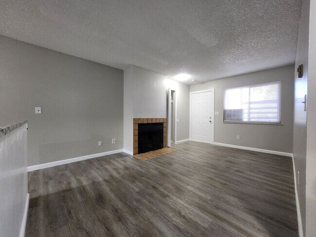Building Photo - 2922 Straus Ln