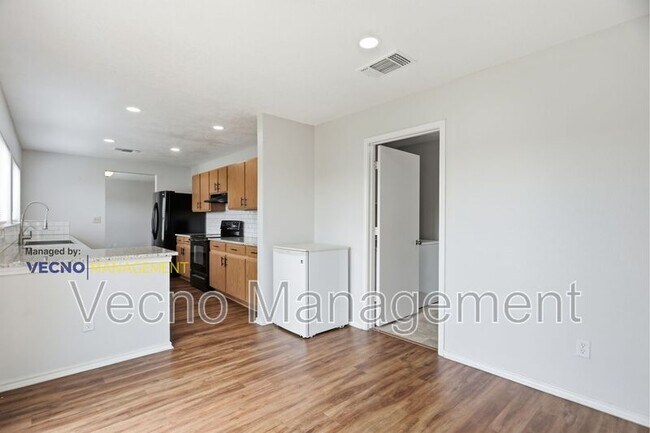 Building Photo - 8138 Elktree Pass