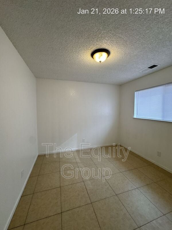 Building Photo - 2025 S Tracy Ct