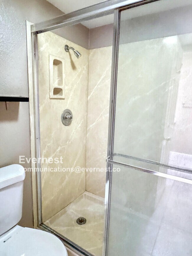 Building Photo - Stylish 3-Bedroom Townhome with Balcony, F...