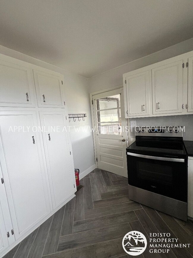 Building Photo - Spacious 2-Bedroom Country Home with Expan...