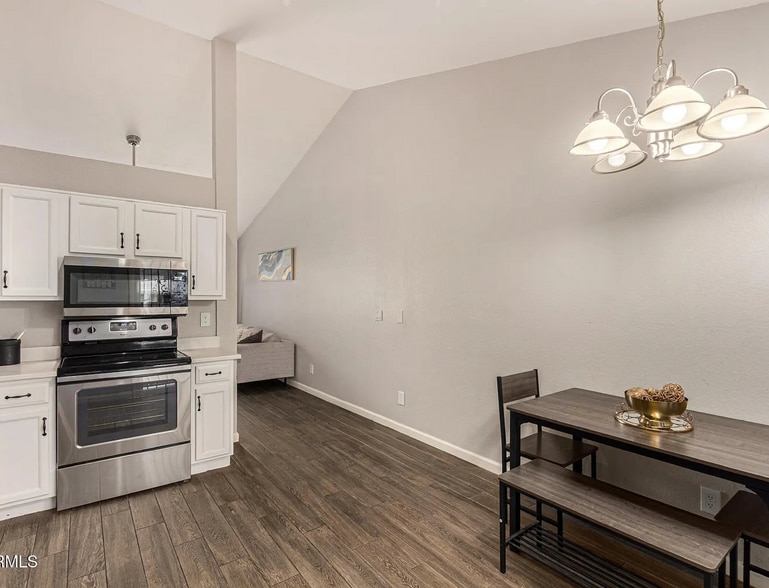 Building Photo - 5960 W Oregon Ave