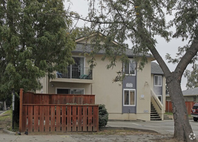 Building Photo - 2468 Coolidge Ave