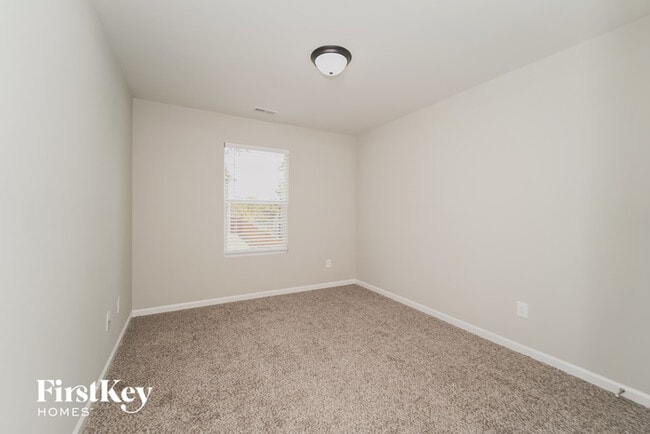 Building Photo - 13130 Circle Dr