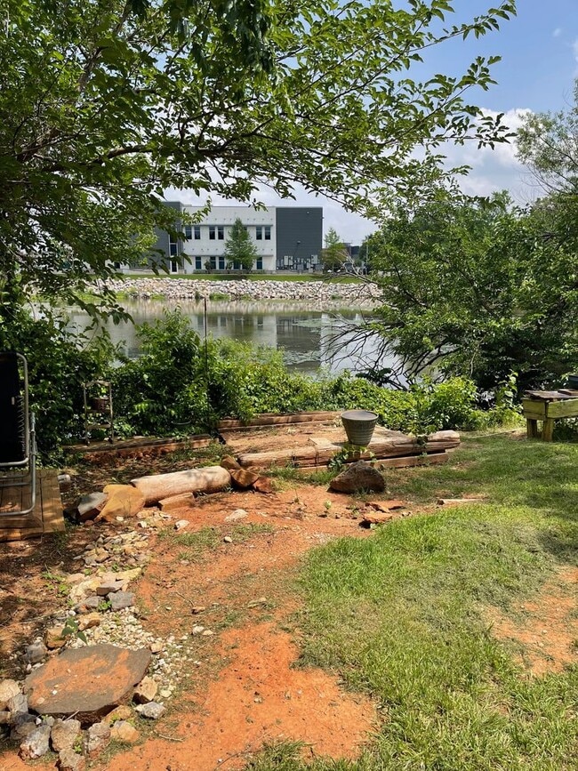 Building Photo - 3 Bedroom, 2 1/2 bath, 2 story condo for r...
