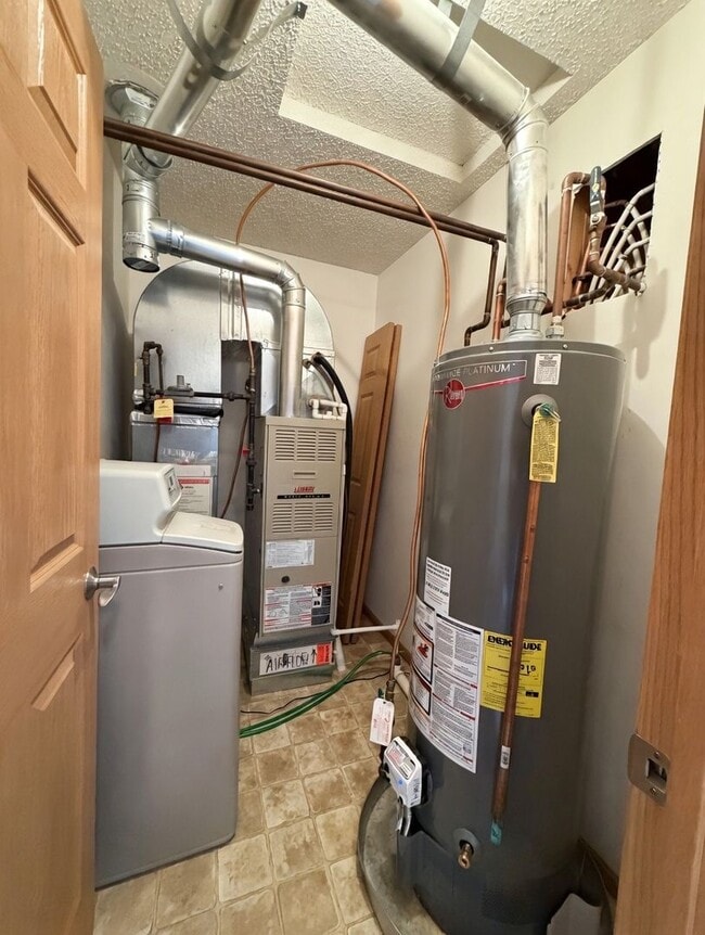 Building Photo - Rare 2bed + Loft Townhome in Maple Grove