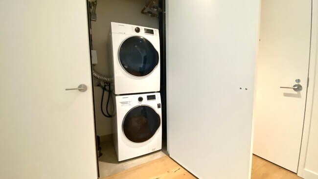 Building Photo - Available NOW - AE'O 1 BED 1 BATH w/ 1 COV...