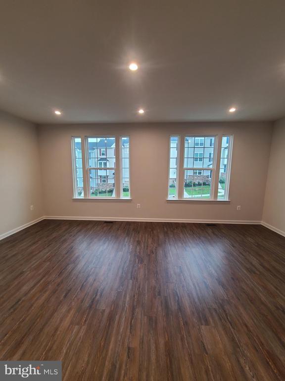 Building Photo - 1006 Valley Run Dr