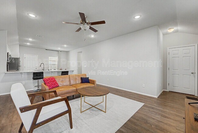 Building Photo - 946 E Sparrow Cir