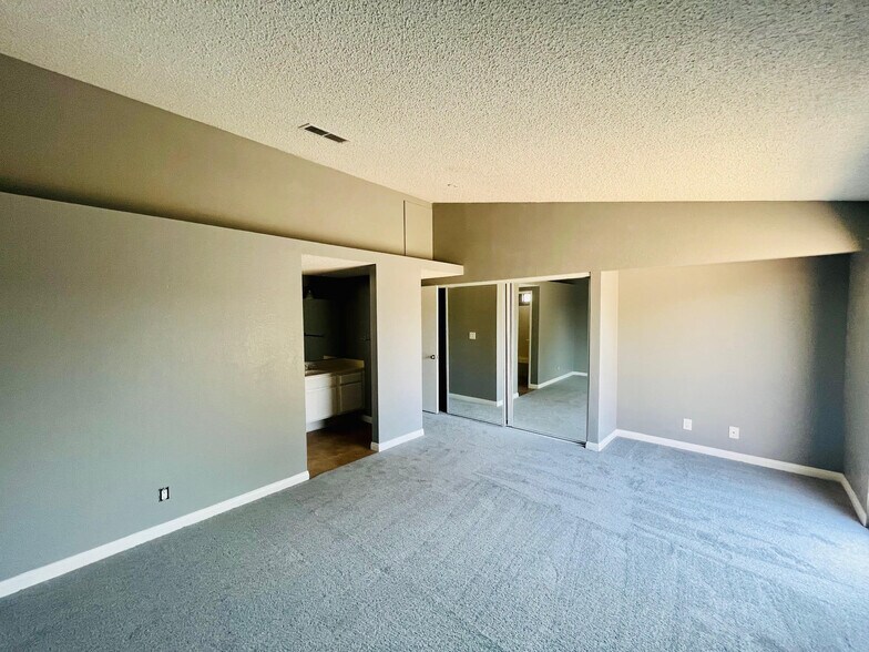 Building Photo - 4645 Alojar Ln