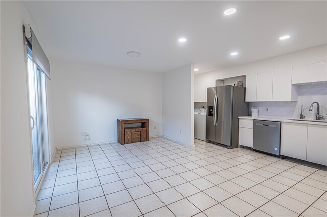 Building Photo - 1702 Good Day Dr