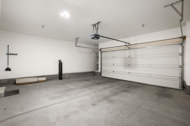 Building Photo - Beautiful 3 BR 2.5 BA Townhouse built in 2...