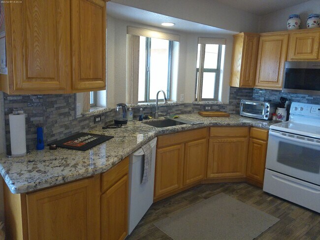 Building Photo - 1740 Quartz Ln