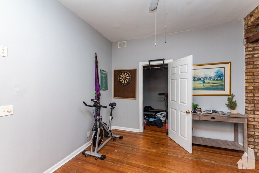 Building Photo - 2057 W Roscoe St