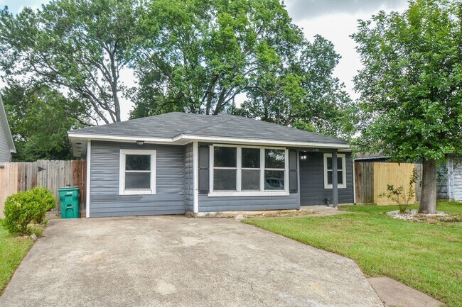 Building Photo - 2109 Pomona Dr