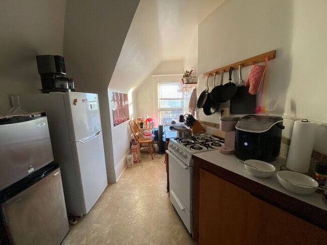 Building Photo - $6,000 | 8 Bedroom, 4 Bathroom Multi Floor...