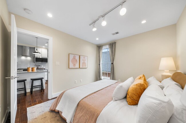 Building Photo - Stylish 2BR/2BA Bi-Level Condo with Private Roof Deck and Covered Parking!