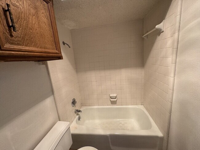 Building Photo - Beautiful 2-Bedroom Duplex with Fireplace!