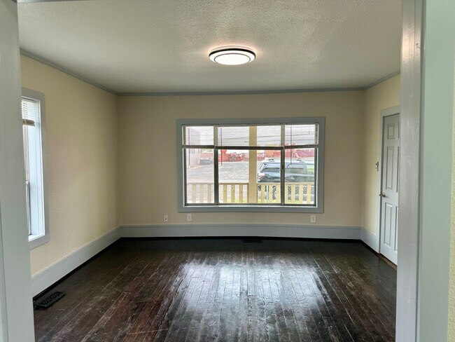 Building Photo - 4 plus bedroom on double lot