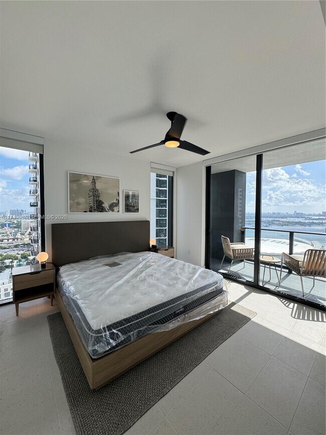 Building Photo - 601 NE 1st Ave