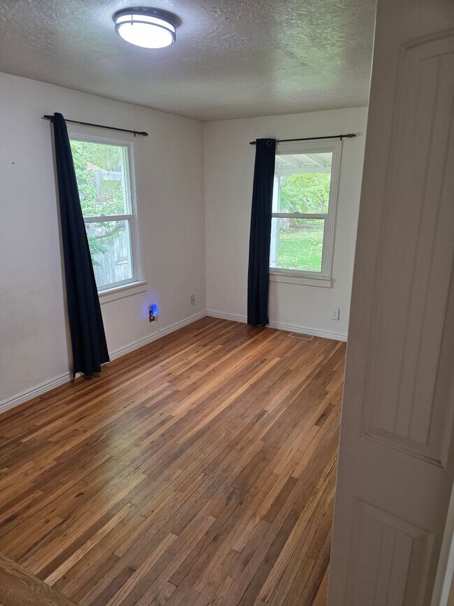 Building Photo - Charming 4 bed 2 bath home