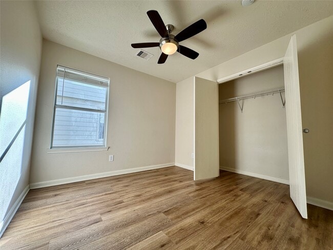 Building Photo - 20515 Hillsdale Park Dr