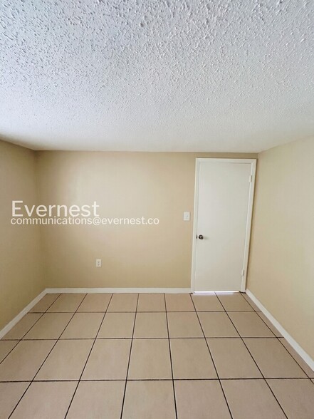 Building Photo - 9130 Chatam Ln