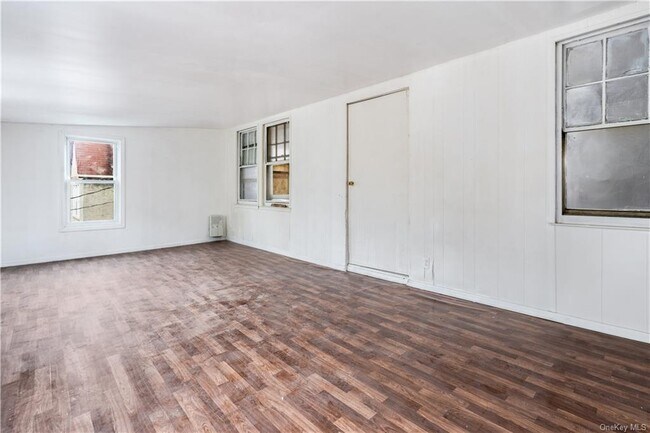 Building Photo - 218 E 4th St