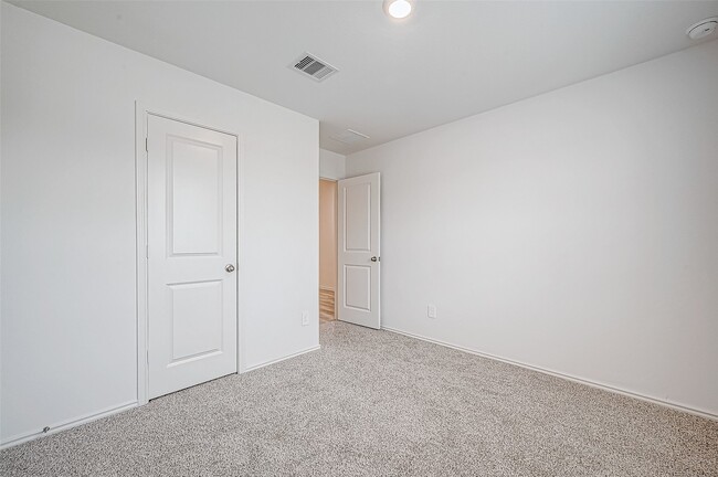 Building Photo - 5034 Balcolm Dr