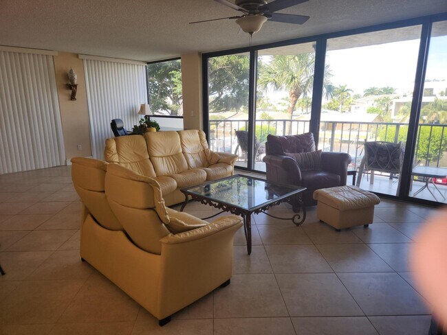 Building Photo - 899 Jeffery St