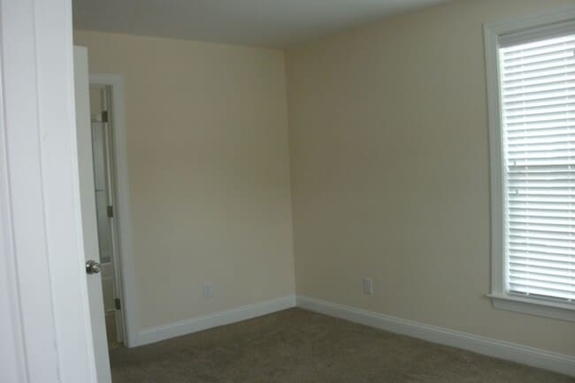 Building Photo - Freshly Painted Large Townhome