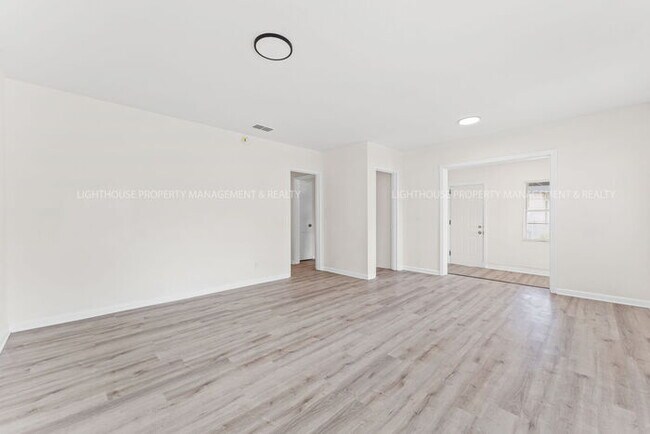 Building Photo - COMING SOON! 3 bed/1 bath!