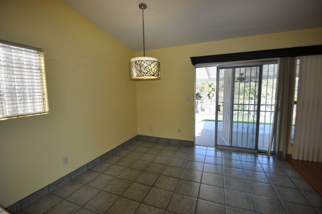 Building Photo - 4BR/2BA house with View, private yard! (Le...
