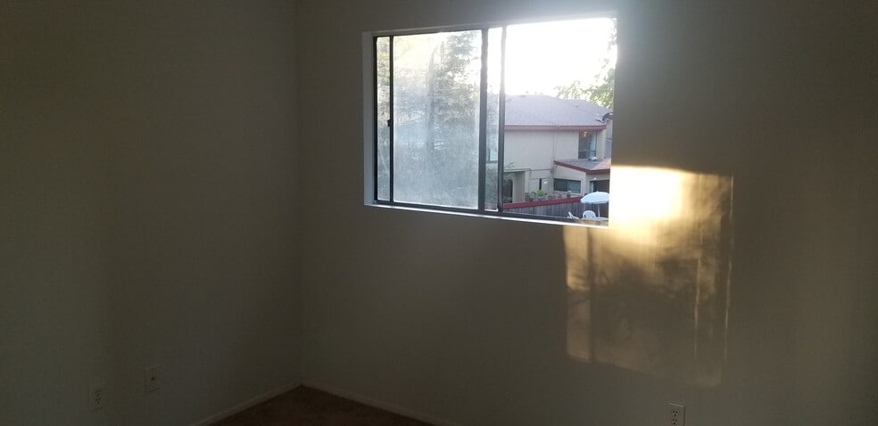 Bedroom 3 - 47 Redwood Ct