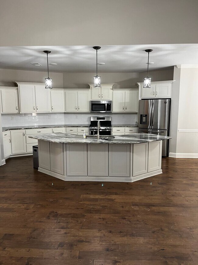 Building Photo - Custom Built home in a quiet subdivision