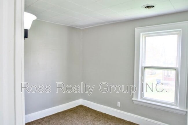 Building Photo - 635 Milton St