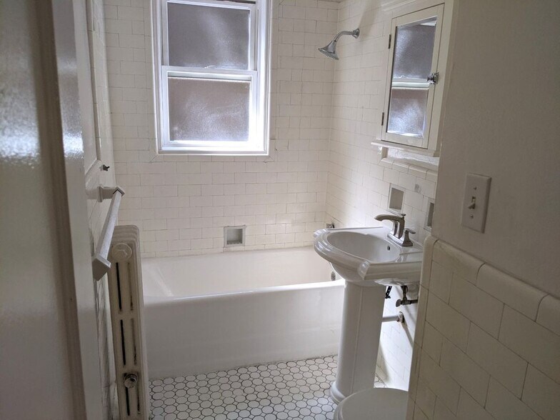 Building Photo - 1135 Maple Ave