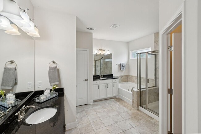 Building Photo - 1719 Biscayne Dr