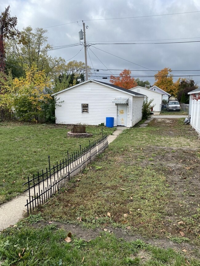 Building Photo - 947 Center Point Rd NE