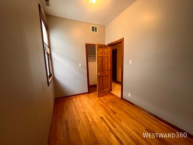 Building Photo - 3110 N Kenmore Ave