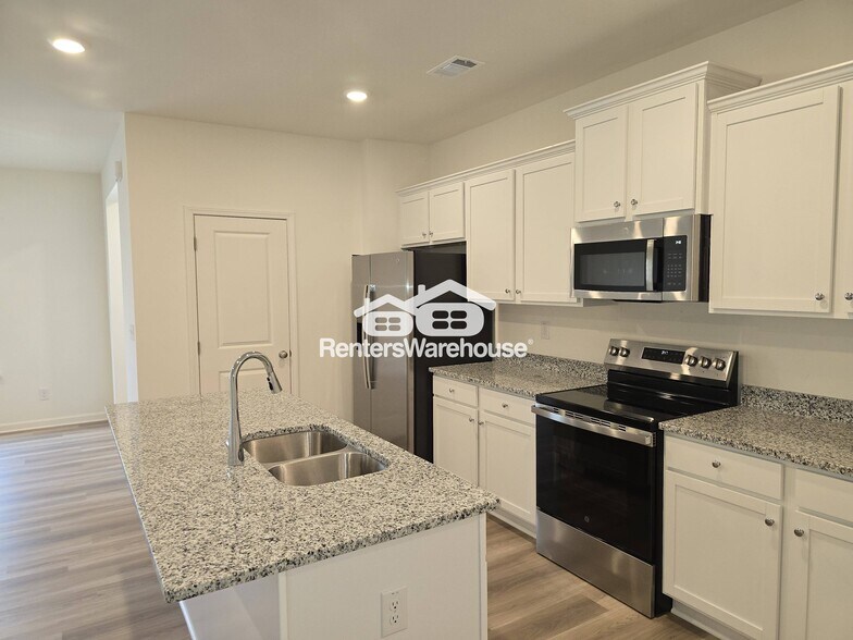 Building Photo - 1585 Salem Dr