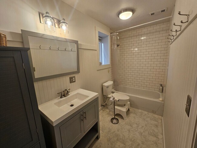 Building Photo - Spacious 4-Bed, 2-Bath Pet-Friendly Home with Central Air & 2-Car Garage! - Available NOW!