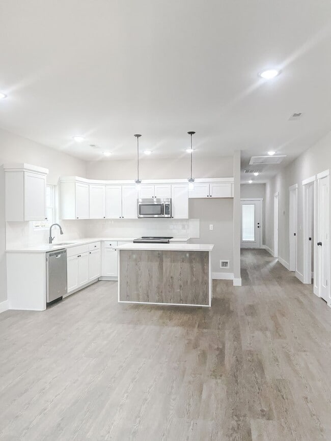 Building Photo - 3 Bedroom 2 Full Bath HOUSE with GARAGE