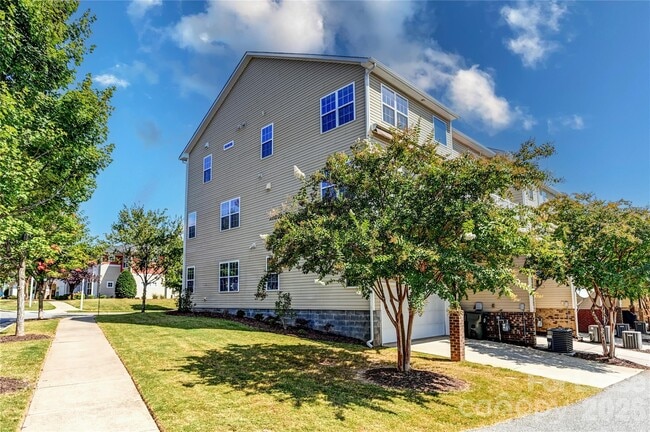 Building Photo - 19002 Lake Breeze Dr