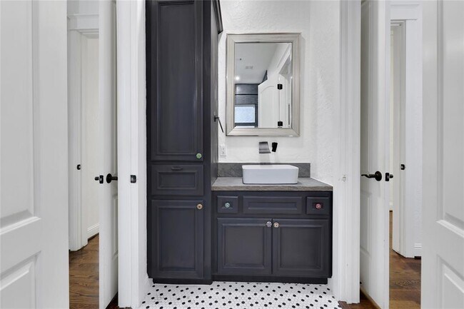 Building Photo - 1408 W 23rd St