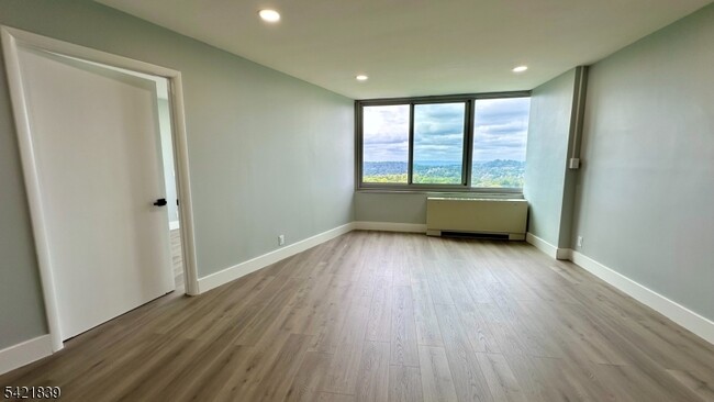 Building Photo - 1 Claridge Dr