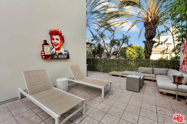 Building Photo - 851 N San Vicente Blvd