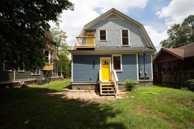 Building Photo - 1704 S Park St